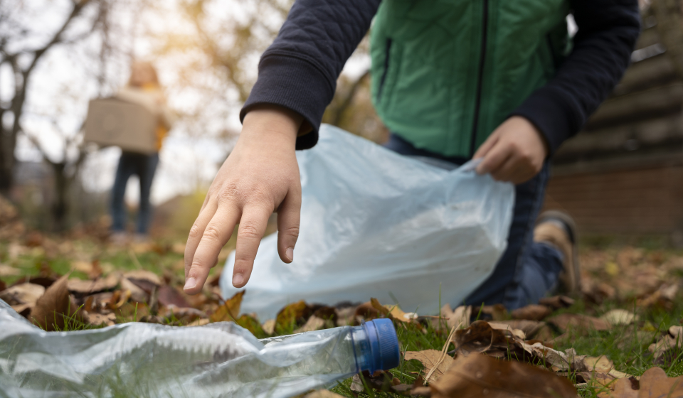 kids-learnign-about-environment